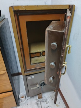 Apertura de caja fuerte antigua con mecanismo de disco a la vista