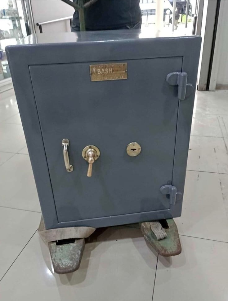 Caja fuerte marca BASH asegurada con correas, lista para traslado